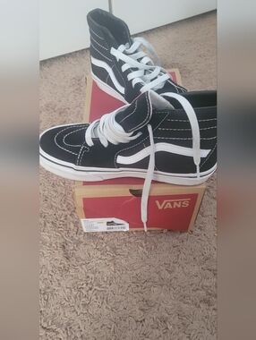 Boys Vans Sk8-Hi Black and White High-Top Sneakers Sz 2.5